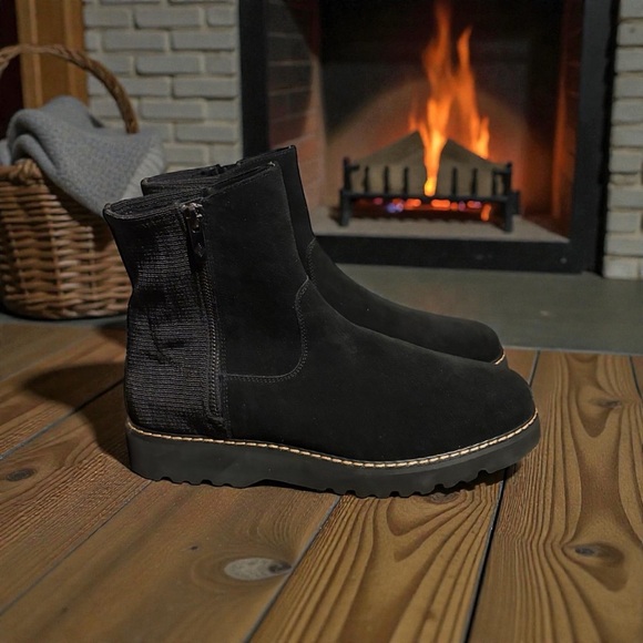 Donald J. Pilner Women’s Black Suede Leather Comfort Lug Boots Side Zip. - Picture 3 of 9